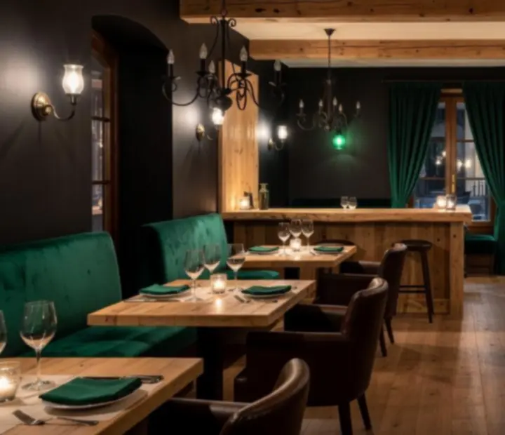 Bistró íntimo iluminado suavemente con mesas de madera y detalles en verde esmeralda