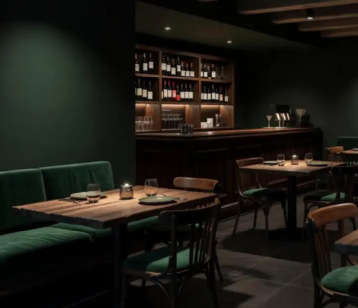 Salón bistró iluminado con luz tenue y barra de cócteles
